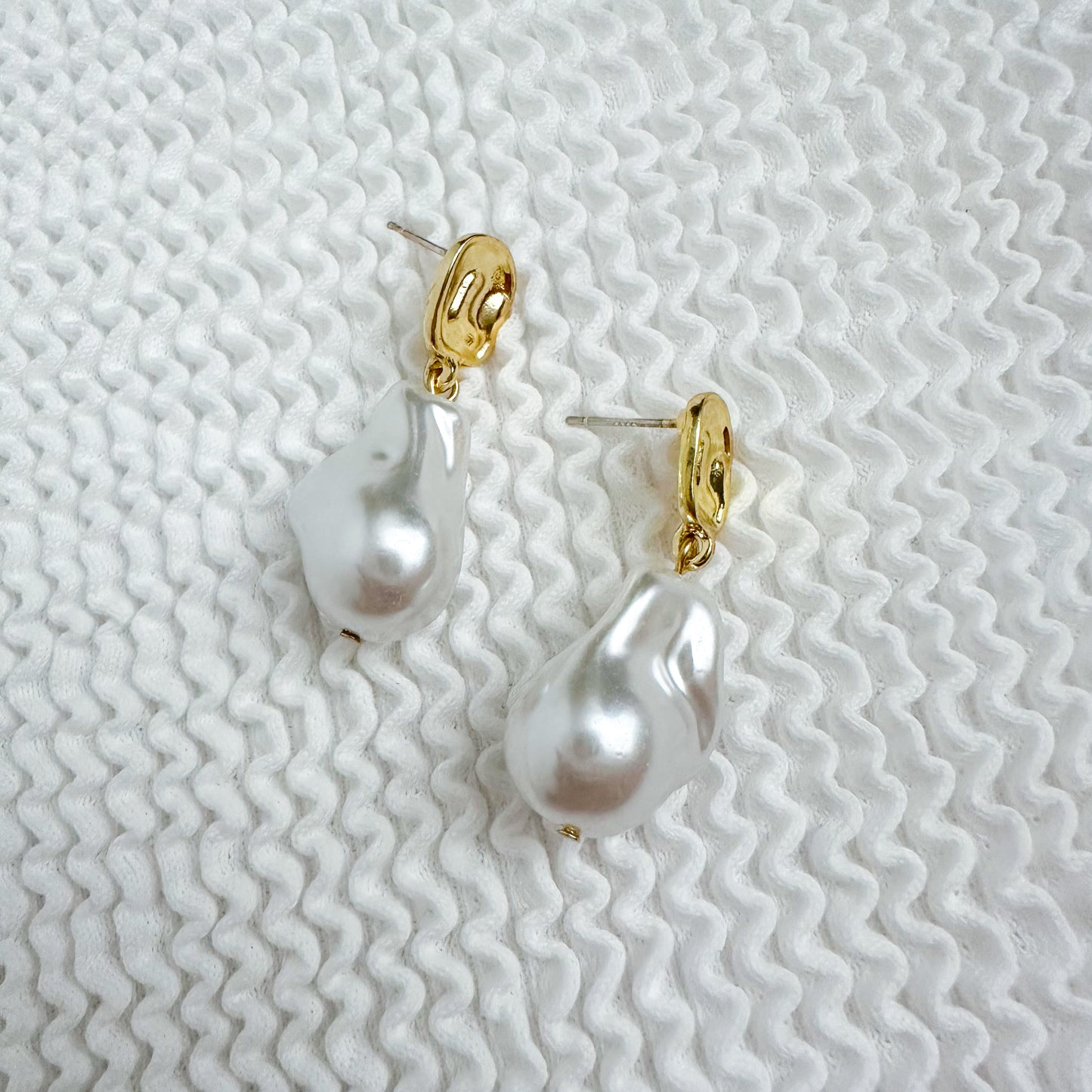 Irregular Pearl Pendant Earring